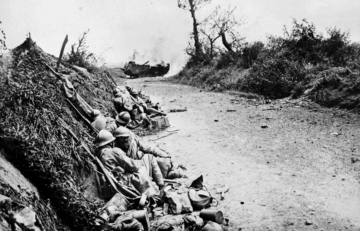 Soldaţi francezi,  unii răniţi,  în lupta pentru Courcelles,  din departamentul Oise,  Franţa,  iunie 1918.