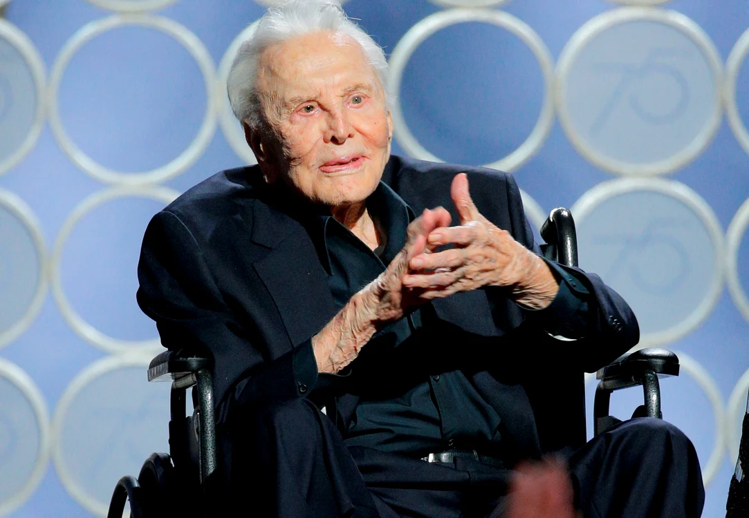 
    La 101 ani, Kirk Douglas e un străbunic fericitfoto: Getty Images  