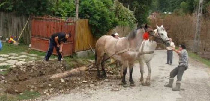 Râmnicu Vâlcea: La Ocnele Mari locuitorii scot podeţele şi se pregătesc de plecare