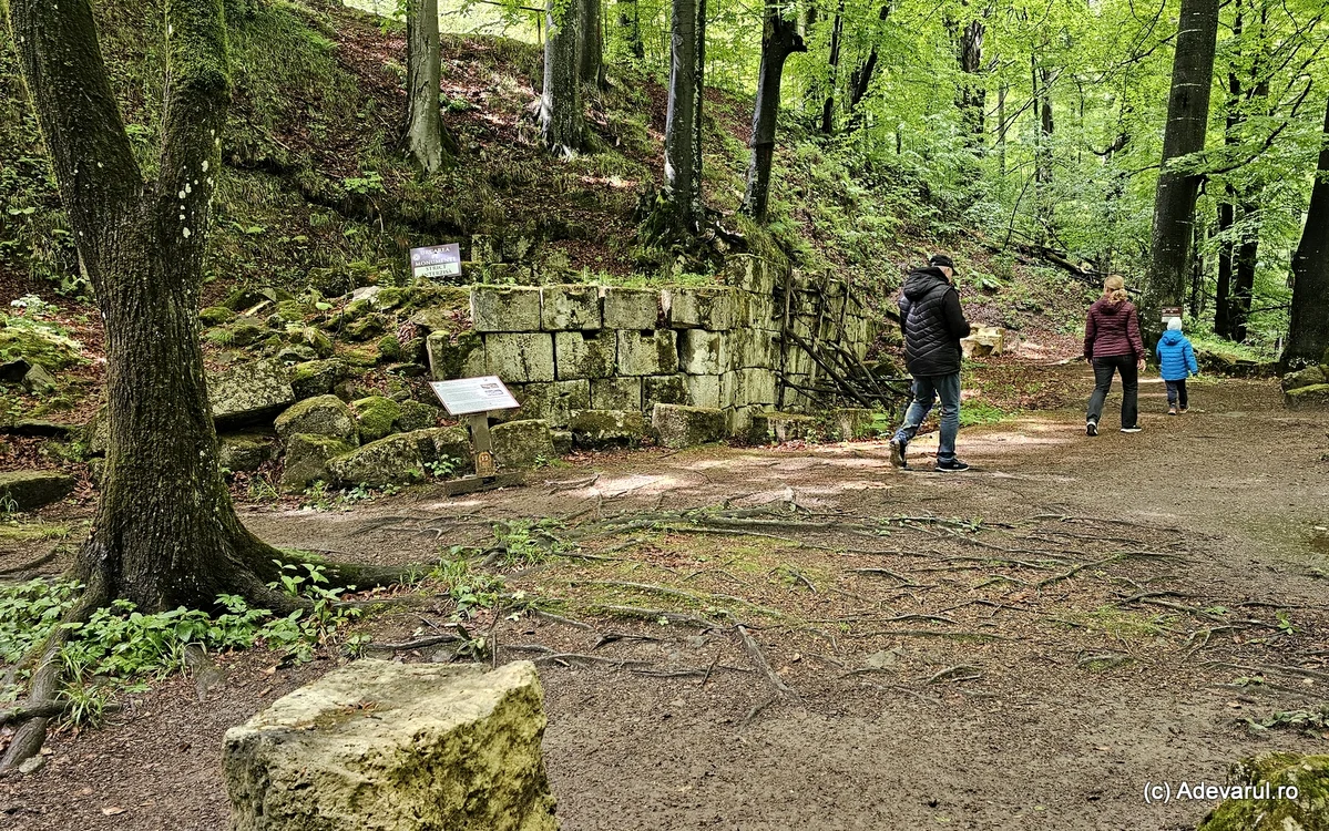 Templul pentagonal, cu un zid sprijinit pentru a preveni alunecările. Foto: Daniel Guță. ADEVĂRUL