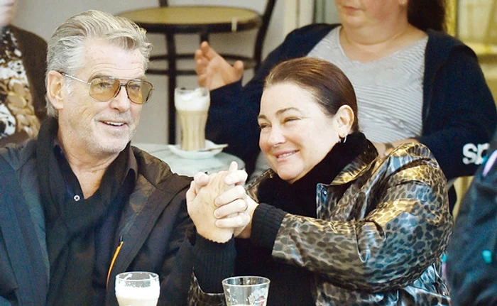 
    Pierce Brosnan s-a relaxat la plajă alături de familia luiFoto Profimedia  