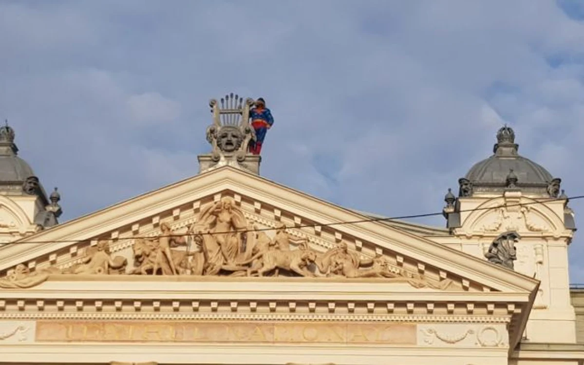 
    Superman a amenințat că se aruncă de pe acoperişul Teatrului Naţional din IaşiFOTO: adevarul.ro  