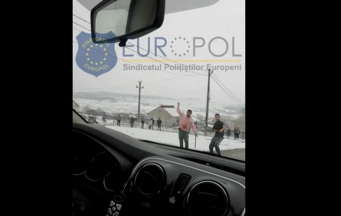 Momentul în care oamenii legii sunt atacaţi de romi Captură video