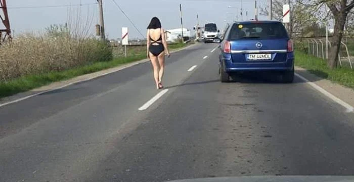 Femeie în dres de baie pe o drumul de lângă aeroport FOTO Facebook / Info trafic jud. Timiş