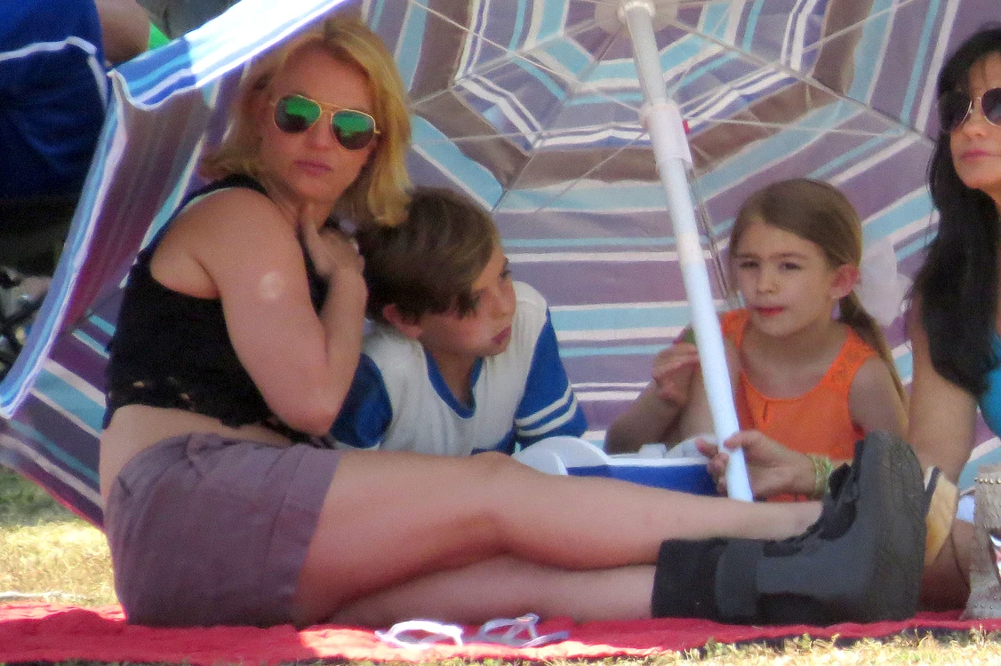 Blonda n-a renunţat la încălţările înalte, deşi are glezna luxată