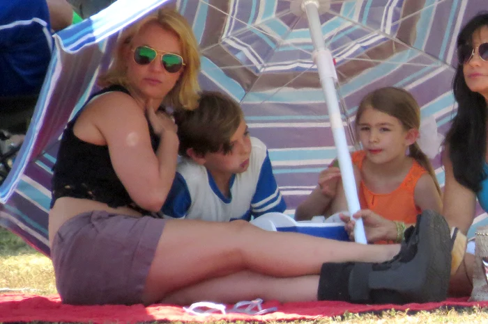 Blonda n-a renunţat la încălţările înalte, deşi are glezna luxată