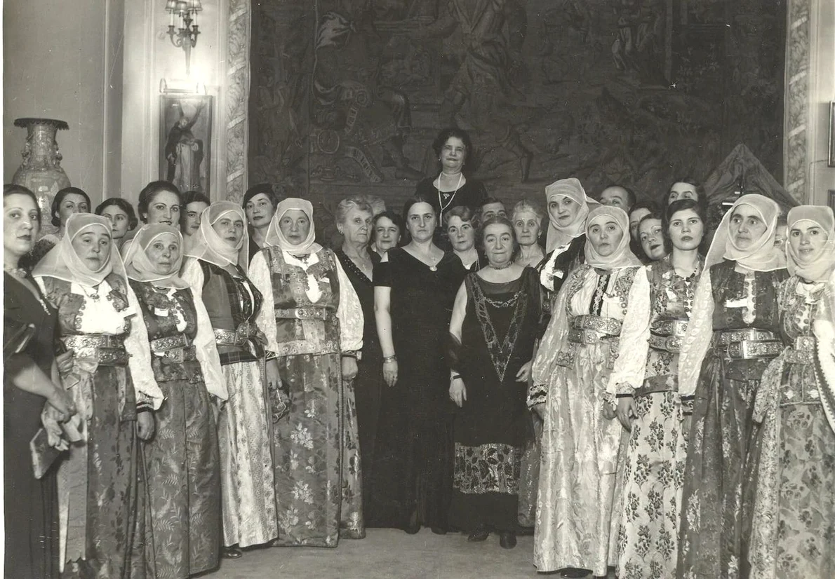 Alexandrina Gr. Cantacuzino la Zamora cu sătence și colaboratoare (© Arhivele Naționale ale României, Colecția Documente Fotografice II 4704)