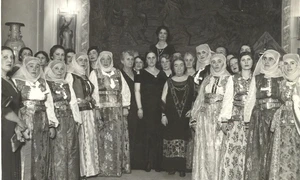 Alexandrina Gr. Cantacuzino la Zamora cu sătence și colaboratoare (© Arhivele Naționale ale României, Colecția Documente Fotografice II 4704)