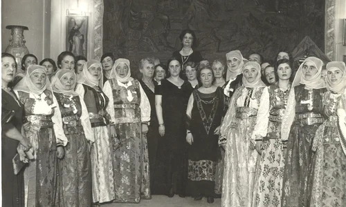 Alexandrina Gr. Cantacuzino la Zamora cu sătence și colaboratoare (© Arhivele Naționale ale României, Colecția Documente Fotografice II 4704)