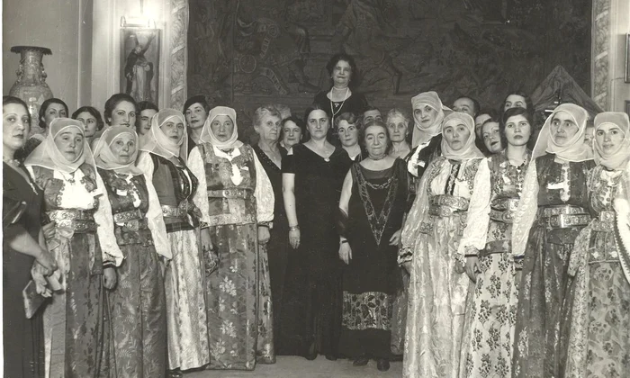 Alexandrina Gr. Cantacuzino la Zamora cu sătence și colaboratoare (© Arhivele Naționale ale României, Colecția Documente Fotografice II 4704)