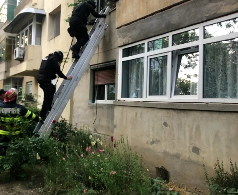 
    CEle două femei au fost salvate după ce pompierii și mascații au intrat pe geam în locuințăFoto: adevarul.ro  