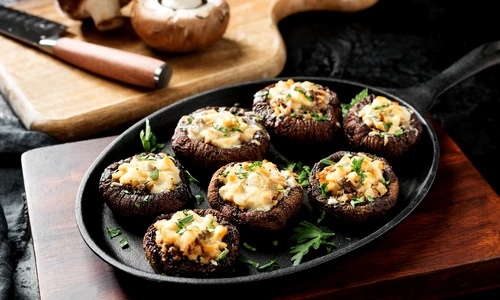 Piept de pui cu ciuperci  Sursa foto shutterstock 2089548196 jpg