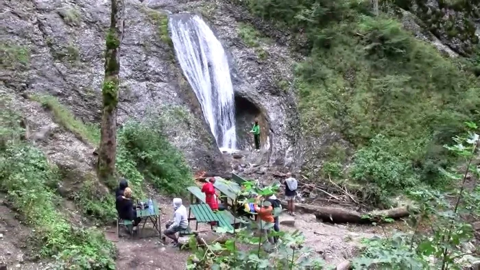 Turişti la cascada Duruitoare, în masivul Ceahlău. FOTO: youtube.com