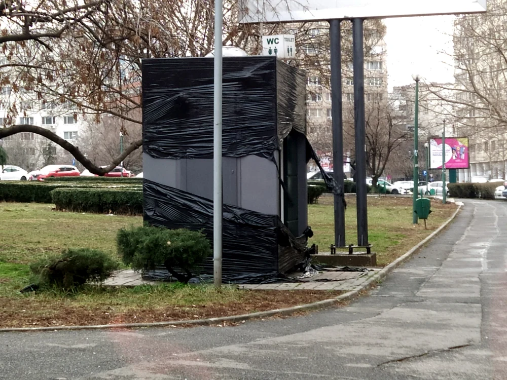 Toaleta publică de pe strada Ion Câmpineanu este și ea sigilată și se caută sponsori. Foto: Blitz