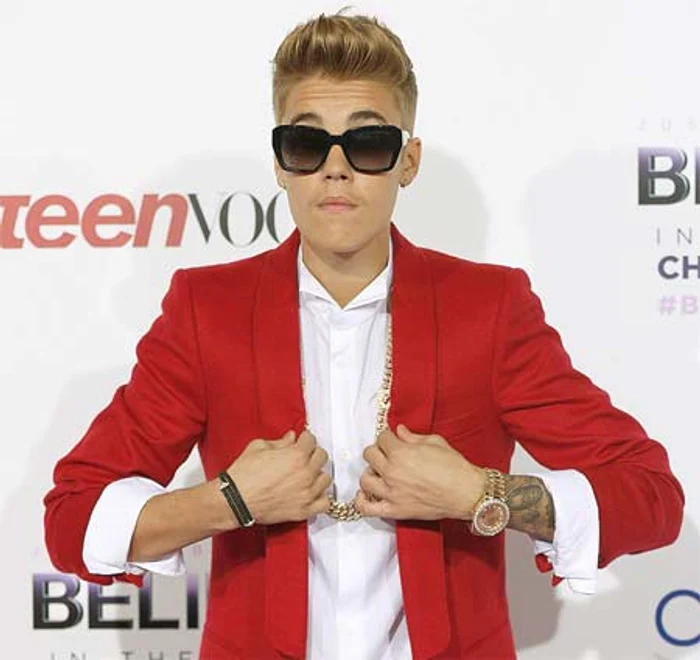 Cântăreţul de numai 19 ani o ţine numai în distracţii (Foto:reuters)