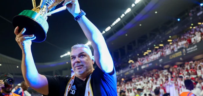 Cosmin Olăroiu, bucuros după ce a câștigat Cupa Președintelui. Foto Twitter