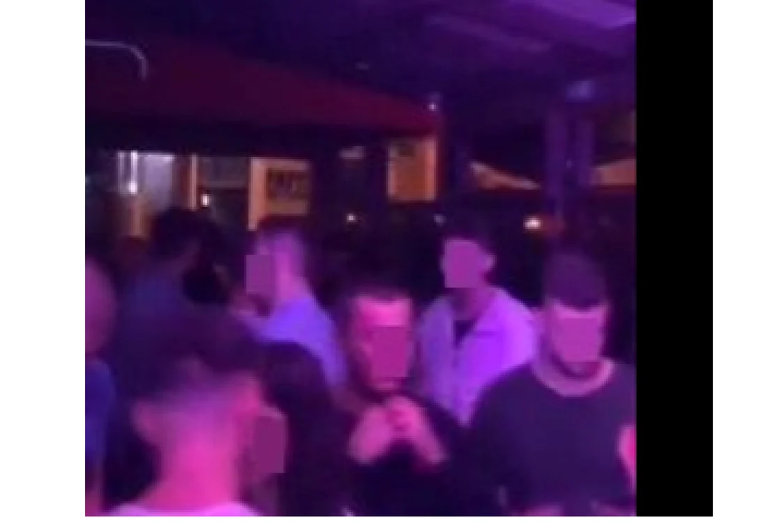 Tinerii nu au respectat distanţa fizică reciomandată de autorităţi. FOTO: Captură Cluj24.ro