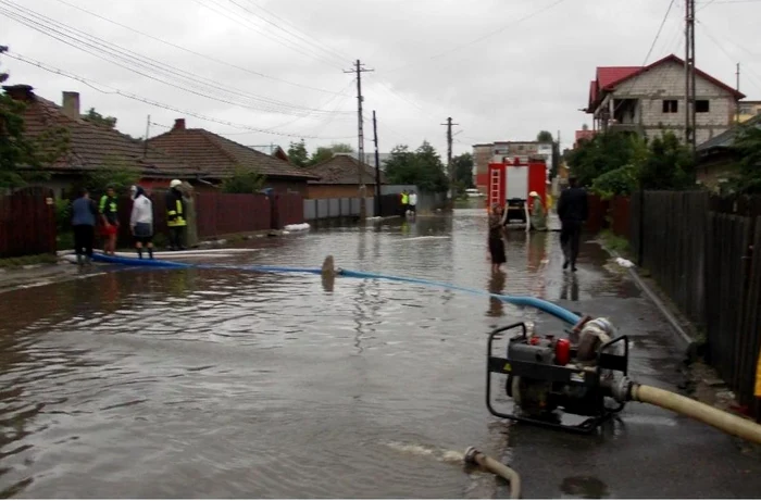 Pompierii au intervenit cu motopompele FOTO ISU Călăraşi