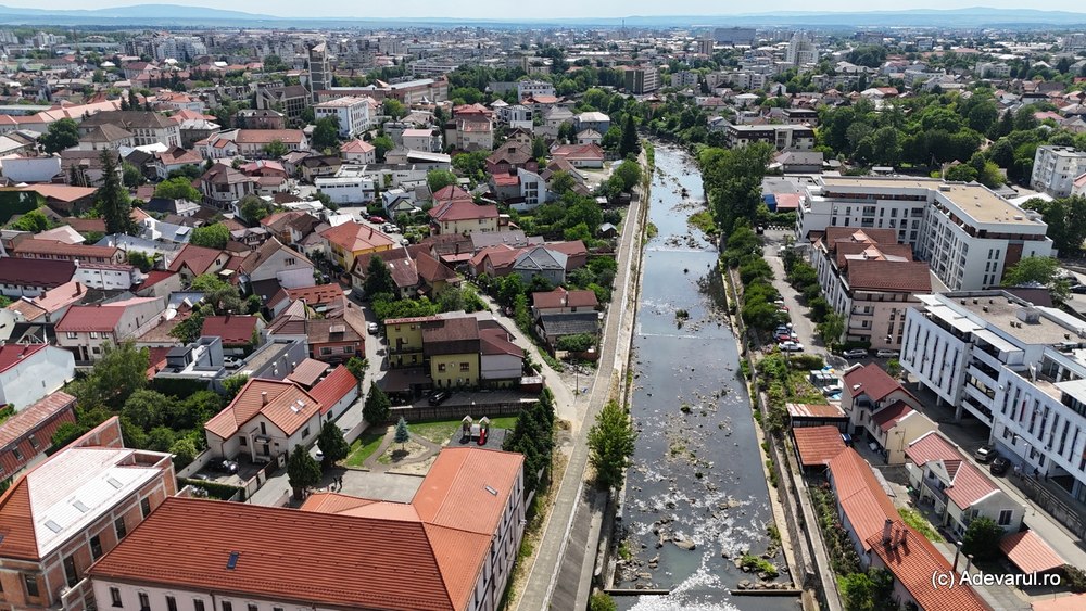 De la „râul mort” al celui mai poluat oraș din Europa anilor '90, la bărcuțe și pontoane. Secretele întunecate ale Săsarului
