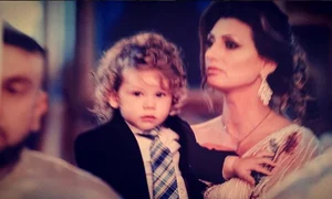 În biserică, Milan a fost îmbrăcat „la patru ace”, într un costumaș negru, cămășuță albă și o cravată dungată, albastră jpeg