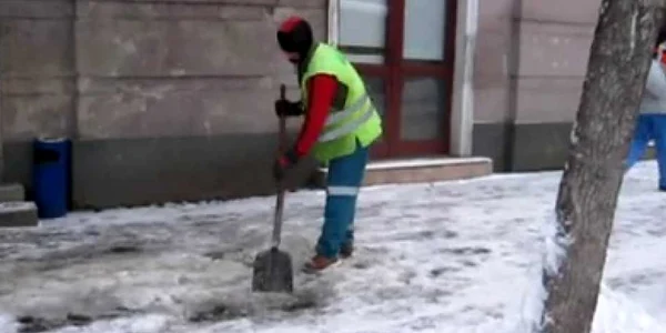 Deținuții curăță drumurile către şcoli (foto arhivă)