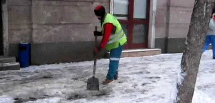 Deținuții curăță drumurile către şcoli (foto arhivă)
