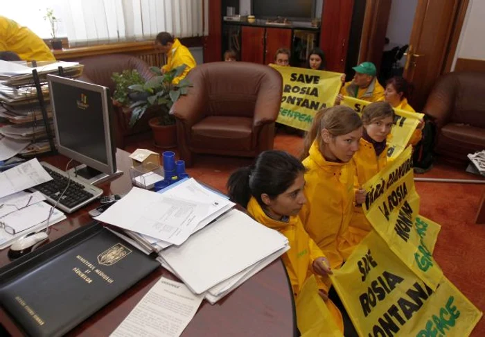 Activiştii Greenpeace s-au legat cu lanţuri în biroul ministrului Borbely (Foto: Reuters)