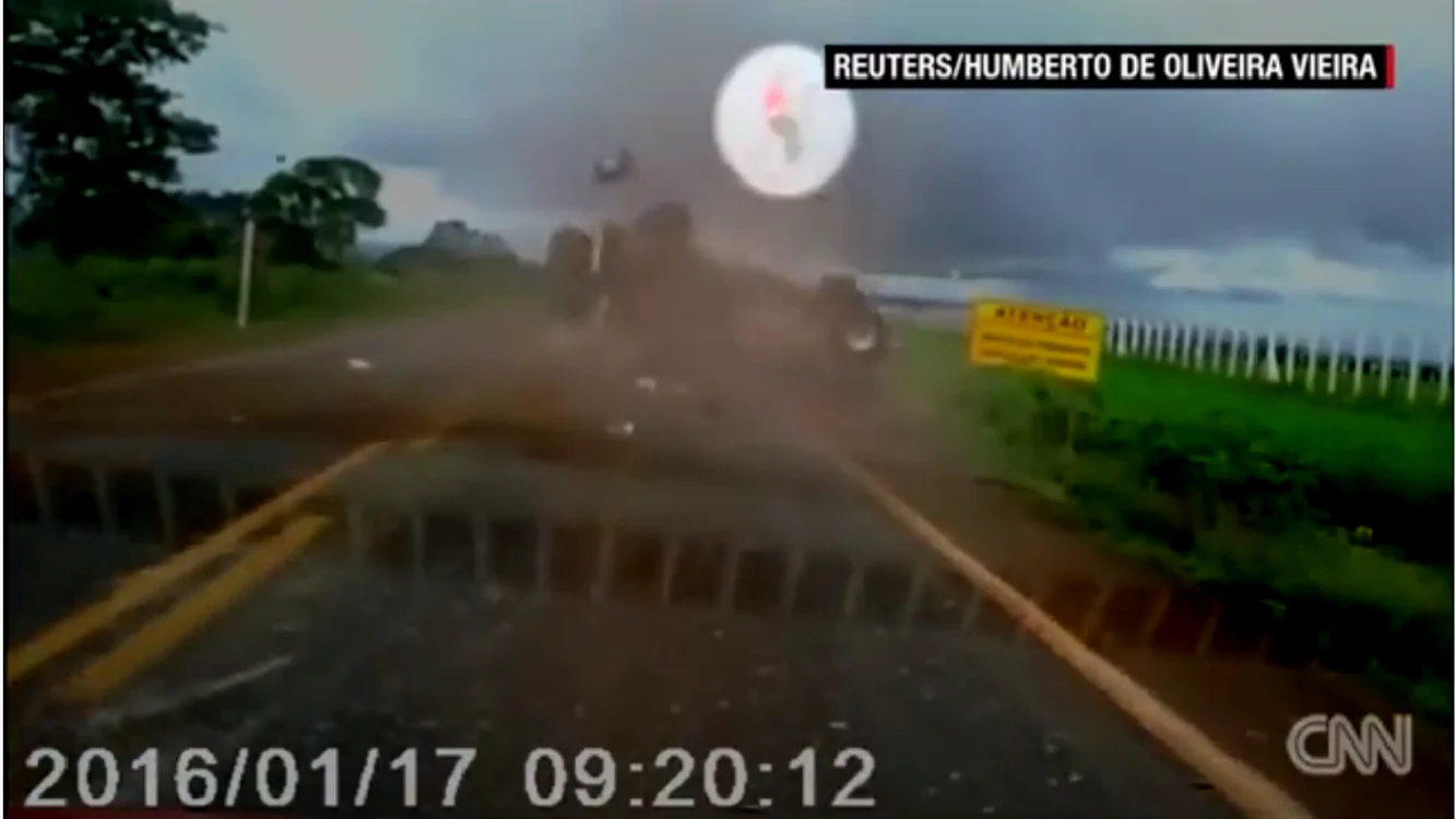 Pasagerul a fost expulzat în aer în timp ce mașina se rostogolea.Foto CNN
