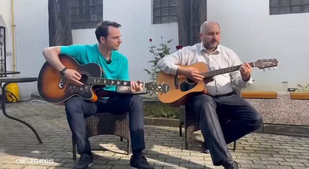 Momentul în care miniștrii Energiei din Republica Moldova și România cântă la chitară VIDEO 