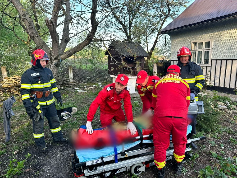 Victima a fost scoasă conștientă din fântână de pompieri FOTO ISU Suceava