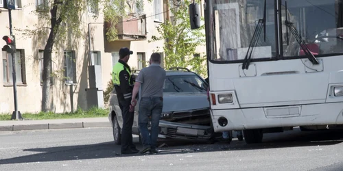 Accident cu autocar FOTO 123 RF 