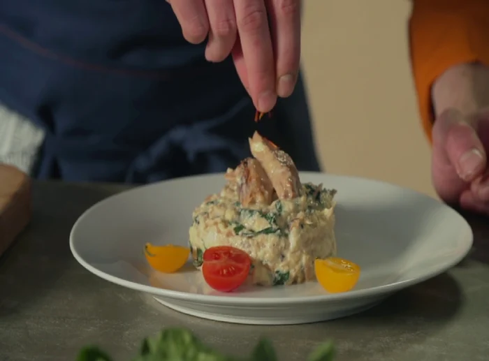 Omletă cu ton și spanac într-o farfurie albă