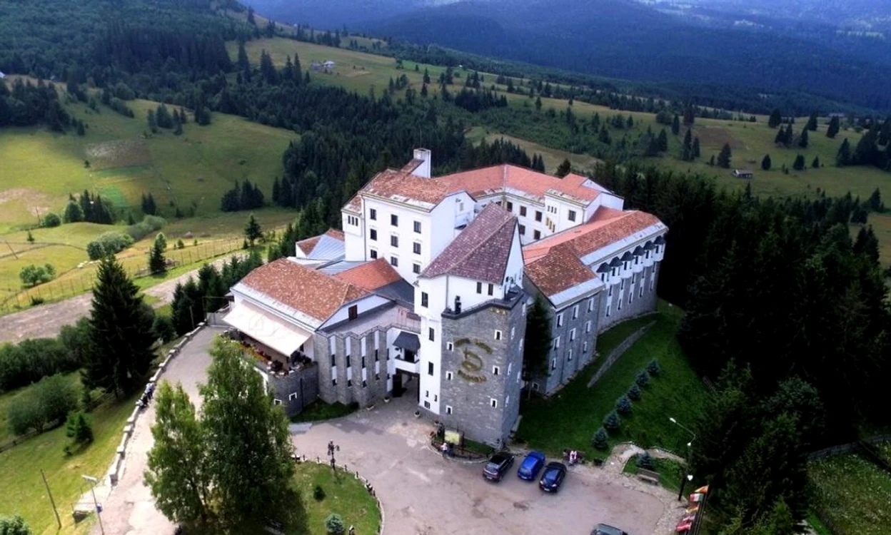 Hotelul Castel Dracula din inima Transilvaniei caută investitorii potriviți planurilor ambițioase de dezvoltare