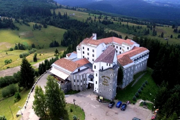 Hotelul Castel Dracula din inima Transilvaniei caută investitorii potriviți planurilor ambițioase de dezvoltare