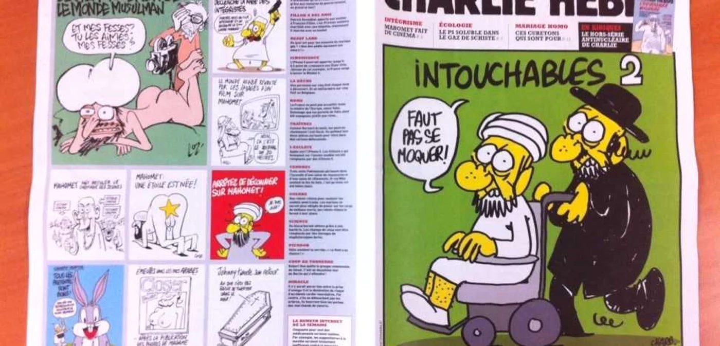 Publicaţia „Charlie Hebdo“ a fost atacată de mai multe ori de islamiştii religioşi din cauza caricaturilor şi a textelor satirice care-l aveau ca personaj principal pe profetul Mohamed