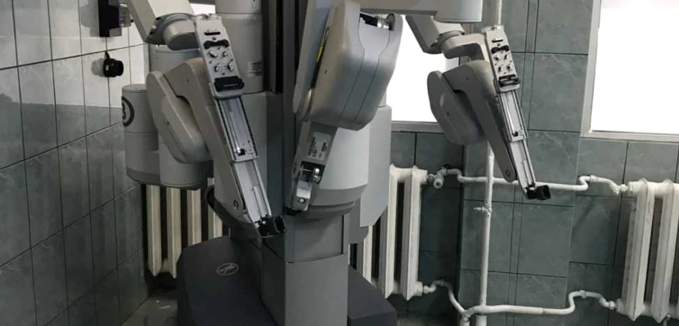 Robotul Da Vinci în 2017, în sala de operaţii  FOTO Spitalul Clinic  Municipal Clujana din Cluj