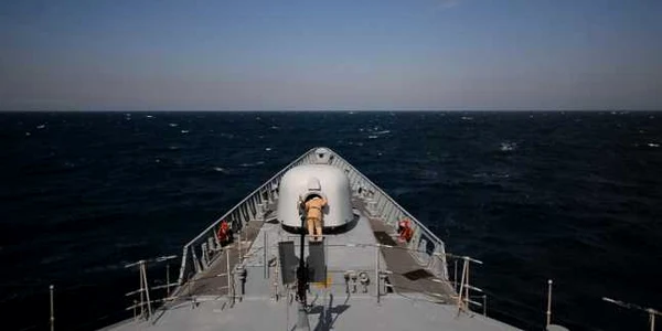 Un marinar inspectează un tun al fregatei româneşti Regina Maria în timpul unui ecerciţiu militar desfăşurat în Marea Neagra FOTO AFP
