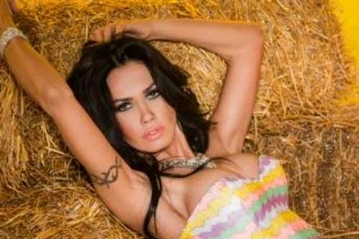 
    Înmormantare Marioara Zăvoranu. Oana a plâns în hohote la căpătâiul mameiFoto: Captură Antena Stars  