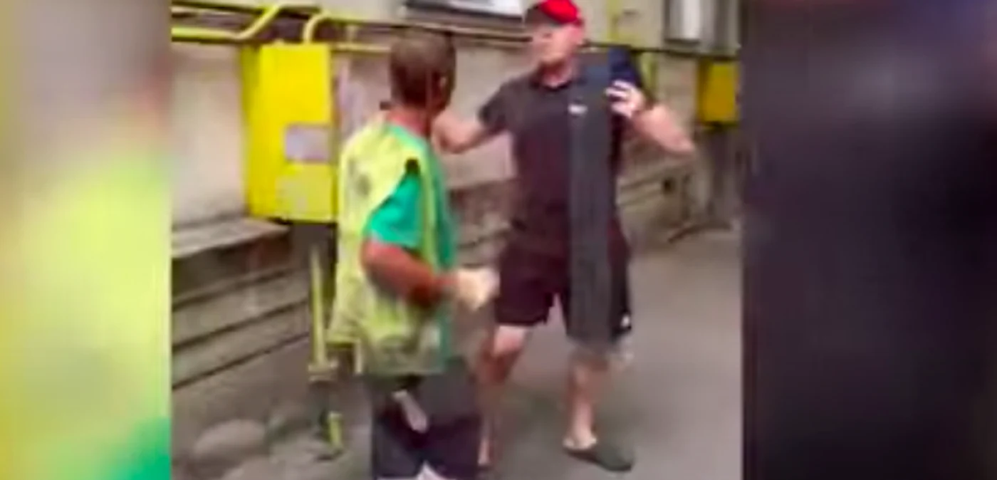 Momentul în care profesorul Murariu îl agresează pe muncitor  Foto bzi.ro