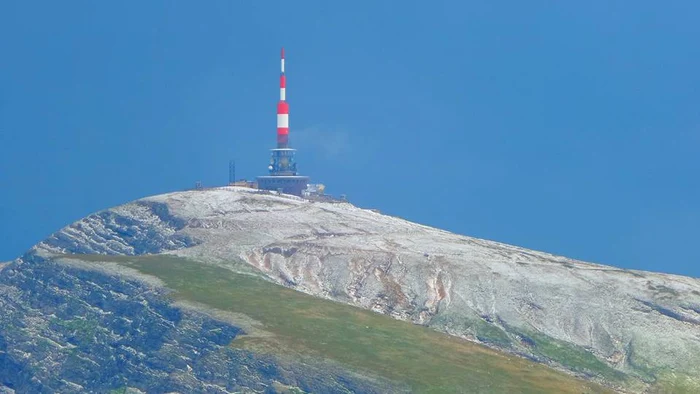 
    Pe Vârful Coștila s-a așternut zăpadaFoto: Facebook/Sergiu Serge  