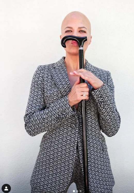 Selma Blair se poate deplasa doar cu ajutorul unui baston