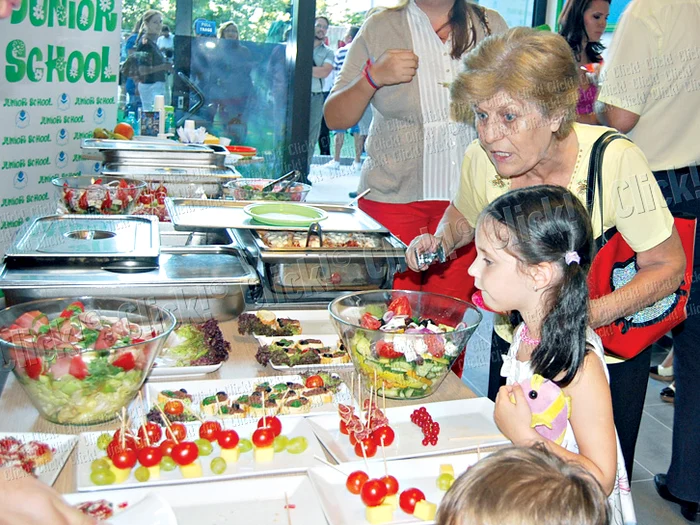 Micuţa Violeta e supravegheată non-stop de bona ei