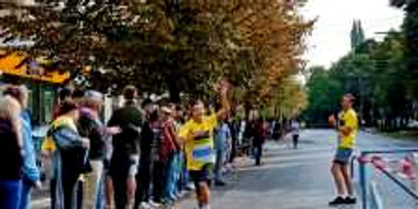 Timişorenii care iau parte la turele de alergare sunt încurajaţi de Cătălin Petru (dreapta). FOTO: alergotura.ro