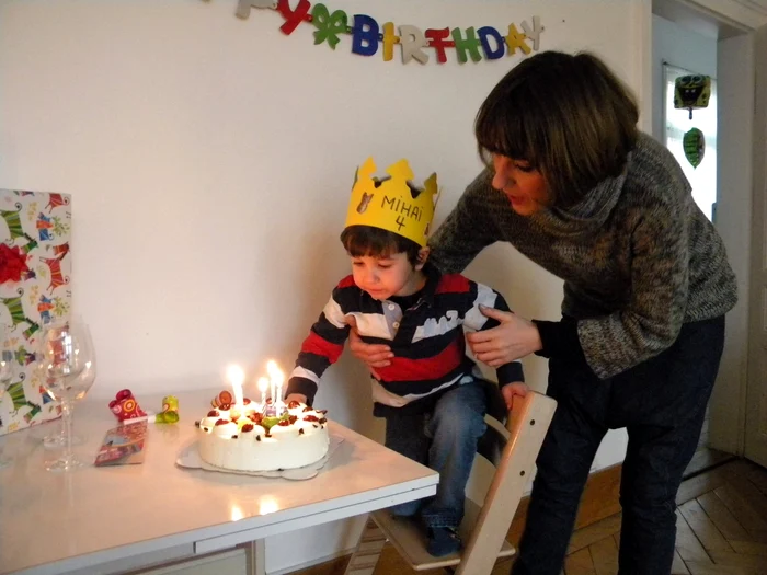 La împlinirea celor patru anişori, băiatul lui Lucian Viziru a avut un tort cu multă frişcă