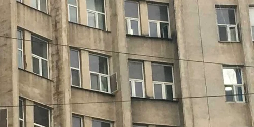La Spitalul Judeţean din Craiova se fumează pe holuri