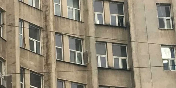 La Spitalul Judeţean din Craiova se fumează pe holuri 