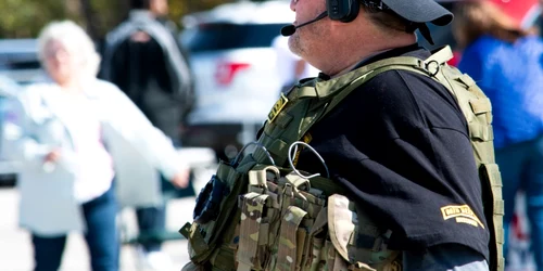 Un membru al miliţiei de dreapta Păstrătorii Jurământului la un miting de susţinere a poliţiei 17 octombrie 2020 FOTO SHUTTERSTOCK