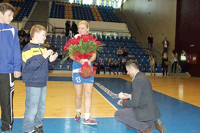 Handbalista a primit un buchet cu 25 de trandafiri