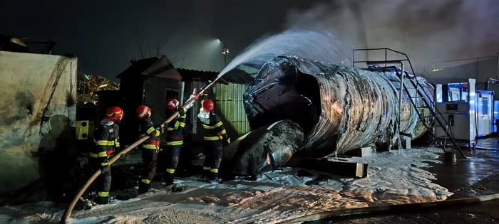 Un rezervor de carburanți a sărit în aer FOTO: ISU Galați