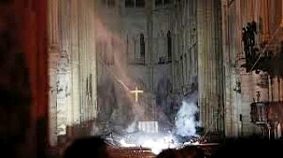  FOTO «Interiorul  Catedralei Notre Dame arată ca după bombardament», spune un înalt prelat din Paris jpeg